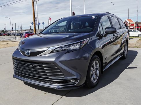 Used 2025 Toyota Sienna XLE image 4