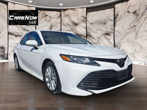 Used 2018 Toyota Camry LE image 1