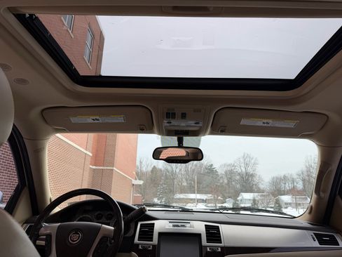 Used 2011 Cadillac Escalade Luxury image 10