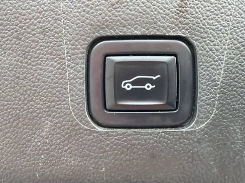 Used 2023 Chevrolet Traverse LT FWD image 19