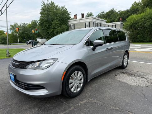 Used 2020 Chrysler Voyager L FWD image 3