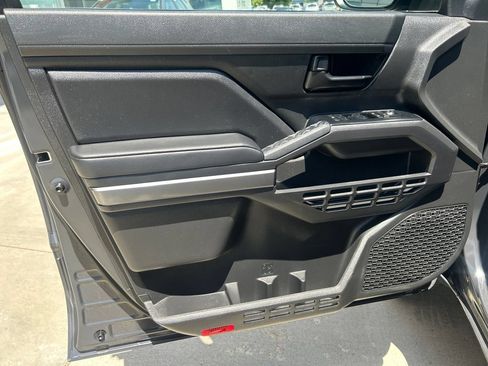 Certified 2025 Toyota Tacoma SR5 AWD/4WD image 10