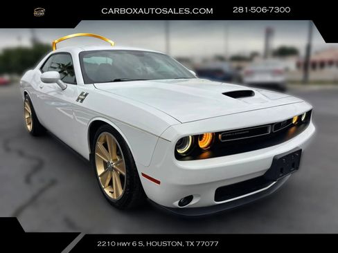Used 2017 Dodge Challenger R/T w/ Driver Convenience Group RWD image 7