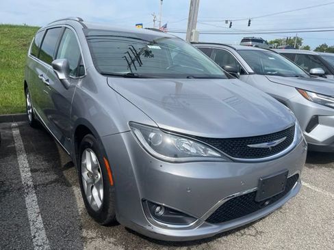 Used 2020 Chrysler Pacifica Touring-L w/ Tire & Wheel Group FWD image 3