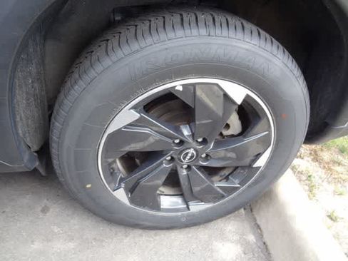 Used 2025 Nissan Rogue SV AWD/4WD image 15