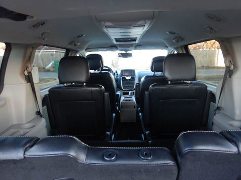 Used 2013 Chrysler Town & Country Touring-L image 27