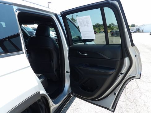 Used 2025 Jeep Grand Cherokee Altitude AWD/4WD image 22