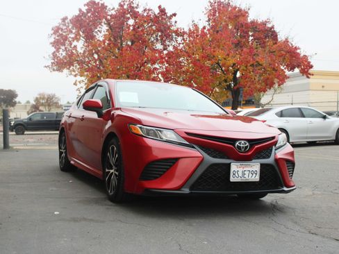 Used 2020 Toyota Camry SE image 6