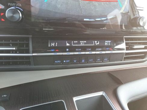 Used 2023 Toyota Sienna LE image 17