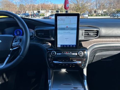 Used 2022 Ford Explorer Platinum w/ Equipment Group 601A image 17