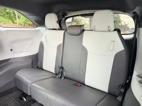 Used 2021 Toyota Sienna XSE w/ XSE Plus Package FWD image 18