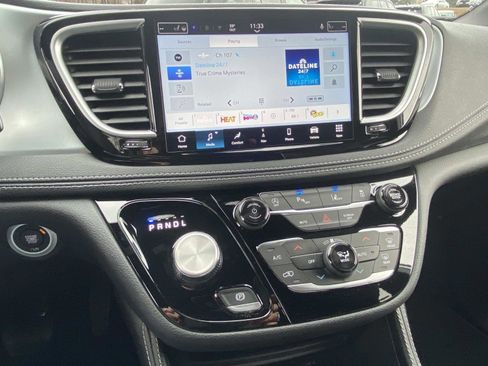 New 2026 Chrysler Pacifica Limited image 15