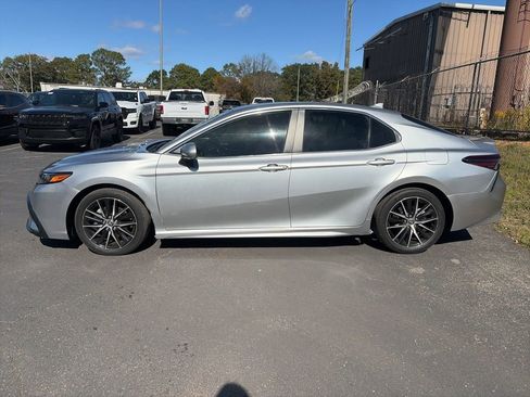 Used 2023 Toyota Camry SE image 4