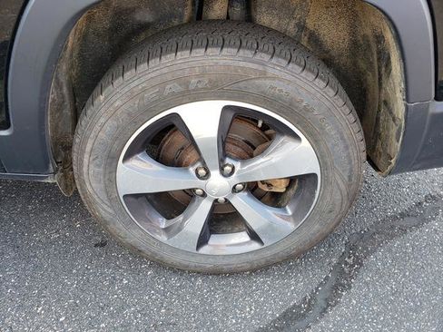 Used 2019 Jeep Cherokee Limited image 27