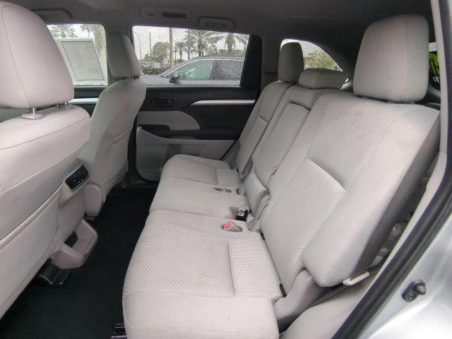 Used 2019 Toyota Highlander LE FWD image 16