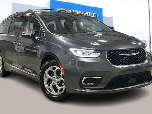 Used 2023 Chrysler Pacifica Limited image 1