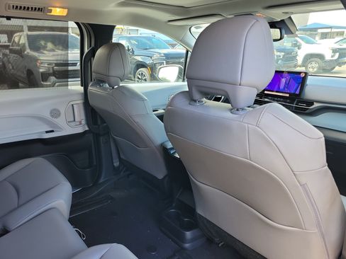 Used 2025 Toyota Sienna XLE FWD image 8