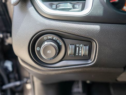 Used 2021 Jeep Renegade Latitude w/ Convenience Group AWD/4WD image 17