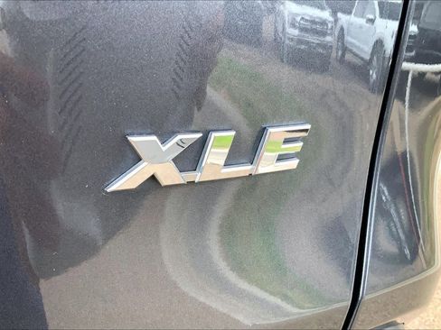 Used 2020 Toyota RAV4 XLE Premium FWD image 10