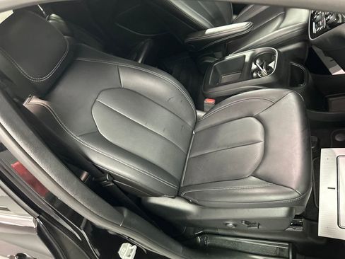 Used 2025 Chrysler Pacifica Select w/ Uconnect Theater Family Group FWD image 27