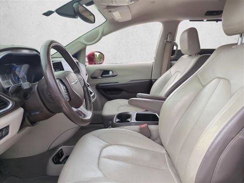 Used 2017 Chrysler Pacifica Touring-L Plus w/ Tire & Wheel Group image 9