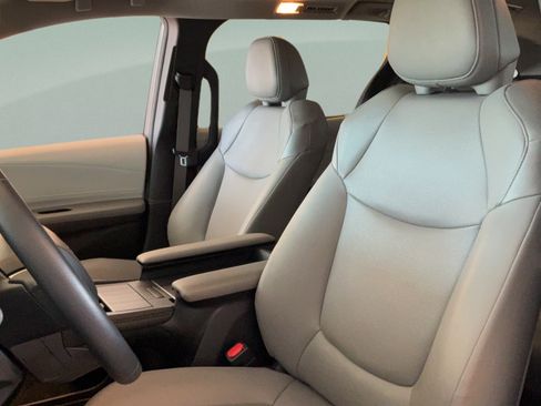 Certified 2025 Toyota Sienna XLE FWD image 16