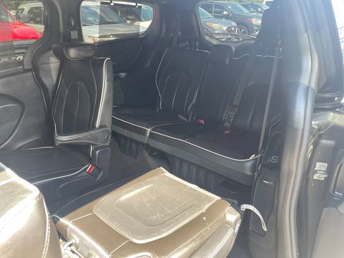 Used 2022 Chrysler Pacifica Limited w/ S Appearance Package FWD image 16