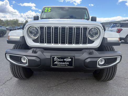 Used 2025 Jeep Wrangler Sahara AWD/4WD image 9