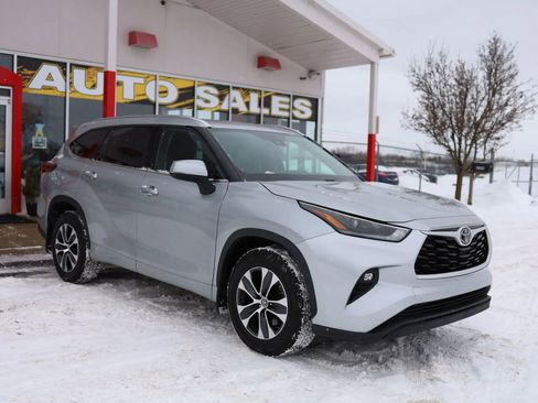 Used 2021 Toyota Highlander XLE image 3