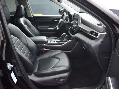 Used 2022 Toyota Highlander XLE AWD/4WD image 10