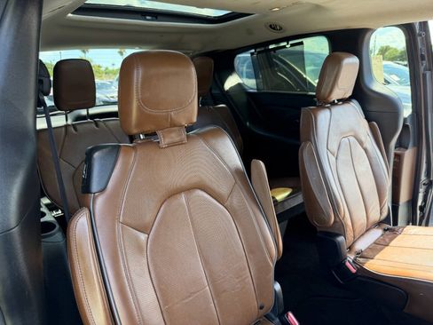 Used 2019 Chrysler Pacifica Limited w/ Tire & Wheel Group FWD image 23