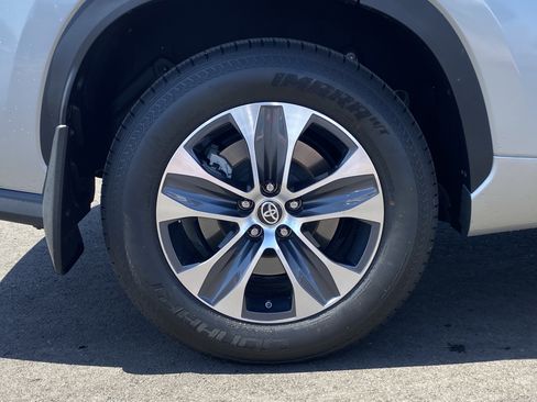 Used 2024 Toyota Highlander XLE FWD image 9
