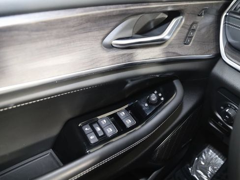 Used 2024 Jeep Grand Cherokee Overland w/ Luxury Tech Group IV image 34