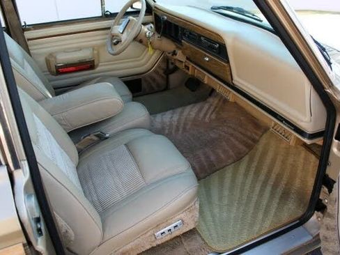 Used 1990 Jeep Grand Wagoneer image 7