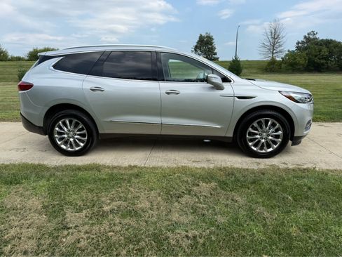 Used 2021 Buick Enclave Essence w/ Sound and Sites Package AWD/4WD image 7