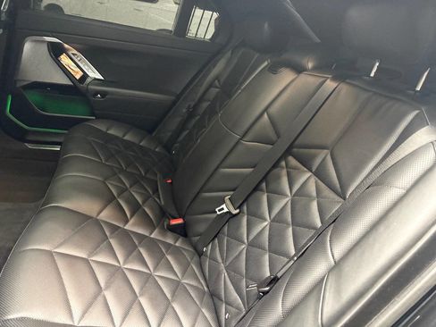 Used 2025 BMW 740i w/ Premium Package image 36