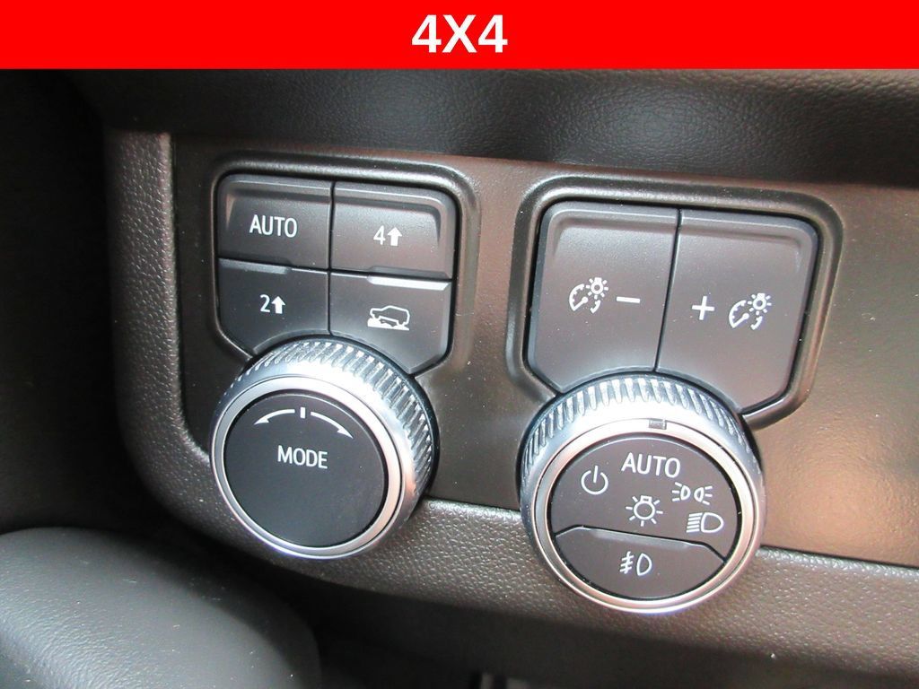 Certified 2021 GMC Yukon XL SLT w/ SLT Premium Package AWD/4WD image 33