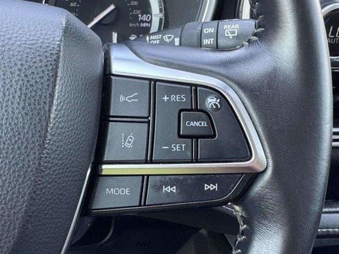 Used 2021 Toyota Highlander XLE AWD/4WD image 29