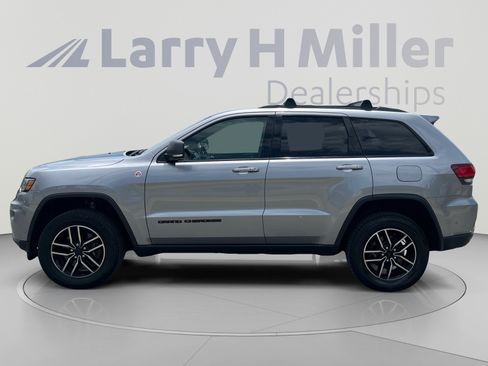 Used 2019 Jeep Grand Cherokee Trailhawk AWD/4WD image 2