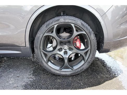 Used 2023 Alfa Romeo Stelvio Veloce AWD/4WD image 32