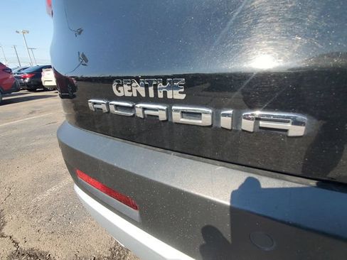 Certified 2023 GMC Acadia SLE w/ Driver Convenience Package FWD image 30