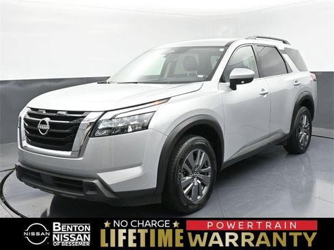 Used 2025 Nissan Pathfinder SV image 1