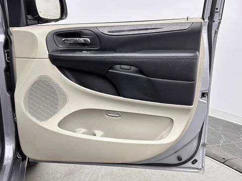 Used 2019 Dodge Grand Caravan SE w/ UConnect Hands-Free Group image 30