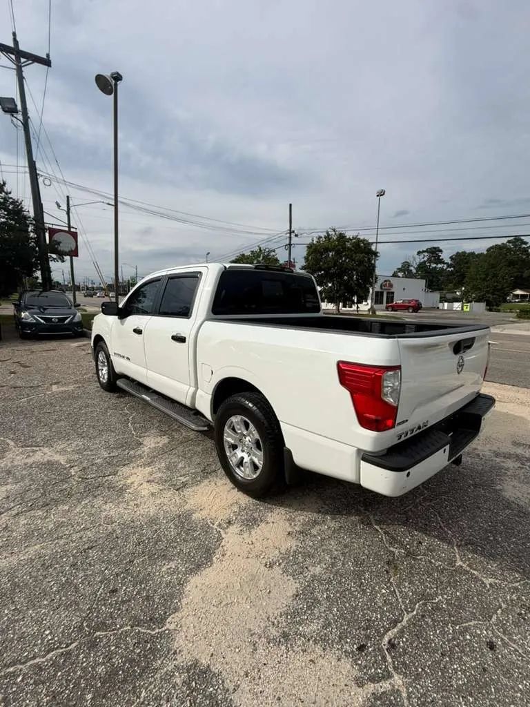 Used 2018 Nissan Titan SV w/ SV Convenience Package RWD image 5