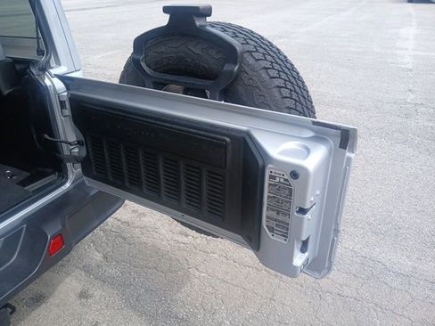 Used 2023 Jeep Wrangler Unlimited Sahara AWD/4WD image 10