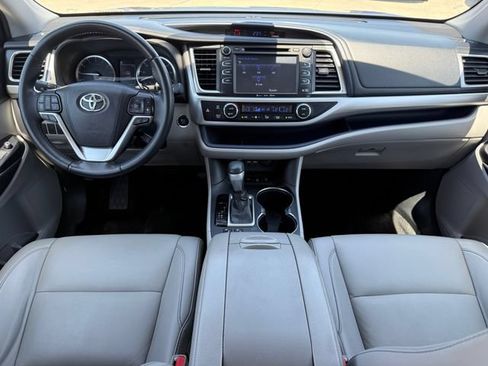 Used 2019 Toyota Highlander XLE AWD/4WD image 22