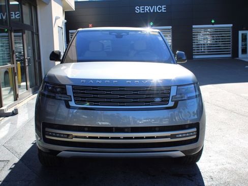 Used 2023 Land Rover Range Rover SE image 3