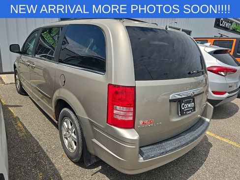 Used 2009 Chrysler Town & Country Touring FWD image 5