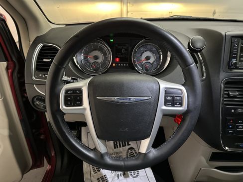 Used 2016 Chrysler Town & Country Touring FWD image 23