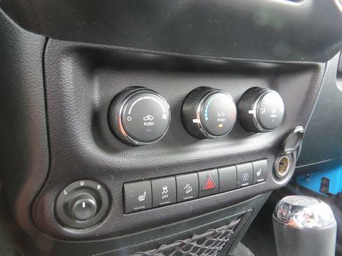 Used 2018 Jeep Wrangler Unlimited Sahara w/ Dual Top Group AWD/4WD image 17